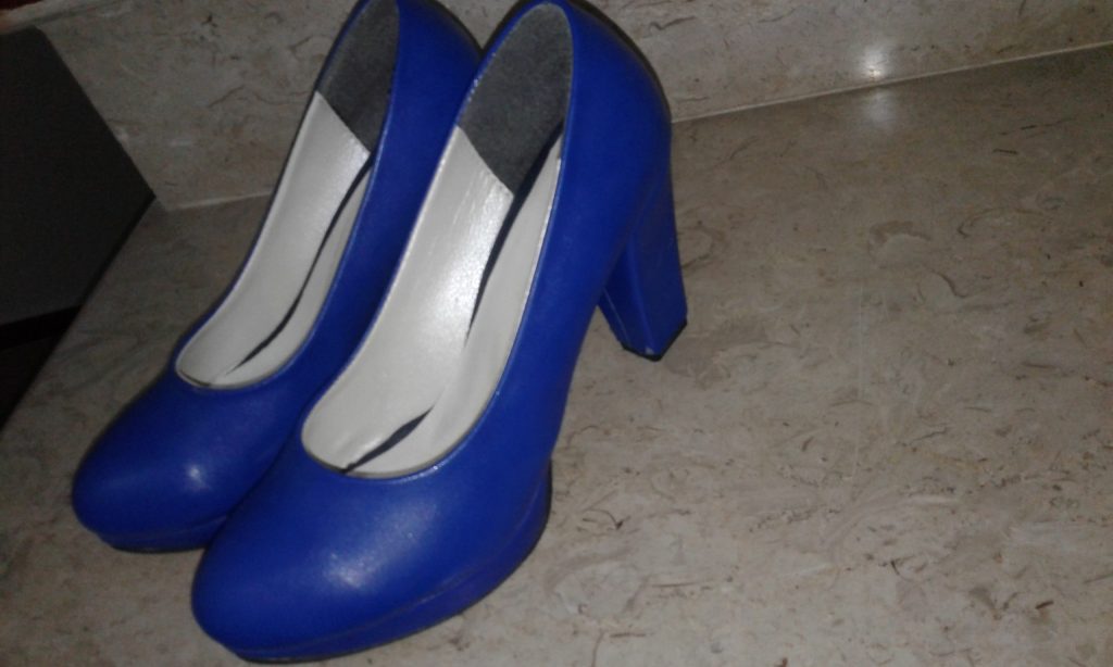 کفش  مجلسی پاشنه دار با جنس چرم رنگ آبی کاربنی سایز 38 یکبار در تالار پوشیده شده